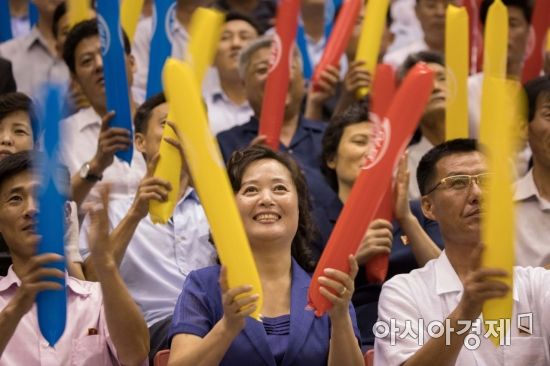 [포토]평양 주민들의 열띤 응원