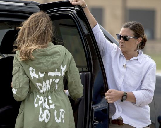 도널드 트럼프 미국 대통령 부인 멜라니아 트럼프 여사가 입었던 재킷. '난 정말 상관 안 해, 너는?'(I REALLY DON'T CARE, DO U?). 기후문제 만큼은 남편이 관심을 가졌으면 좋겠습니다.[사진=연합뉴스]