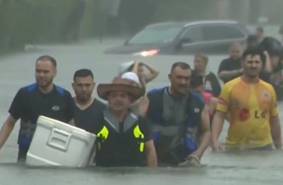 허리케인 '하비'로 물에 잠긴 도심을 떠나는 사람들.[사진=유튜브 화면캡처]
