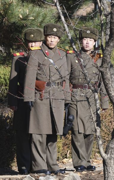 판문점 공동경비구역(JSA) 인근의 북한군 병사들(사진=연합뉴스).