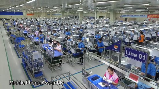 서진시스템의 베트남 현지 직원들이 작업에 몰두하고 있는 모습. 이 회사 공장라인은 2교대로 24시간 풀가동되고 있다. (사진=서진시스템 제공)