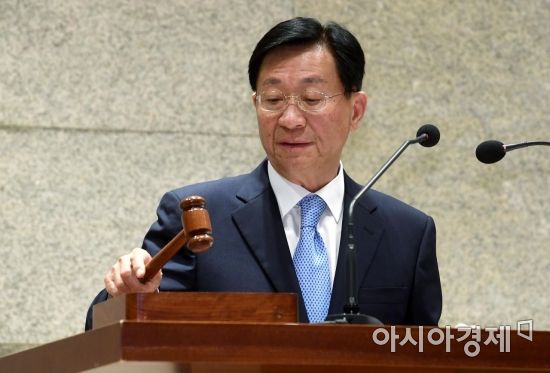 [포토] 의사봉 두드리는 김종호 회장