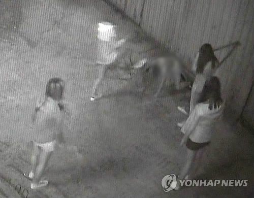 부산 여중생 폭행하는 가해자들.사진=연합뉴스