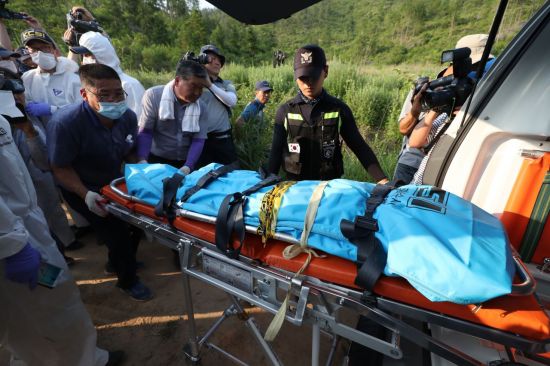 지난달 24일 전남 강진군 도암면 한 야산에서 경찰이 8일 전 실종된 여고생으로 추정되는 시신을 수습해 운구하고 있다. 사진=연합뉴스