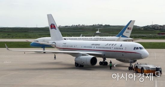 폼페이오 미 국방장관이 북한을 방문한 6일 오후 평양 순안공항에 북측 고려항공 여객기 뒤로 폼페이오 장관이 타고 온 미 정부기가 보이고 있다./사진공동취재단