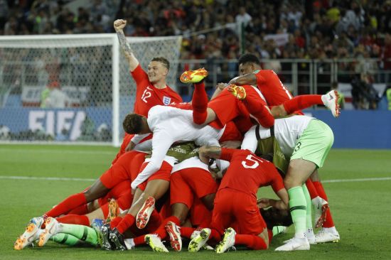 잉글랜드 대표팀이 러시아월드컵 16강전에서 콜롬비아를 승부차기로 물리친 뒤 그라운드에서 감격스러워 하고 있다.(모스크바 AP=연합뉴스)