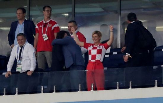 크로아티아의 4강 진출이 확정되자 키타리로비치 크로아티아 대통령이 자리에서 일어나 기쁨의 세레머니를 하고 있다.