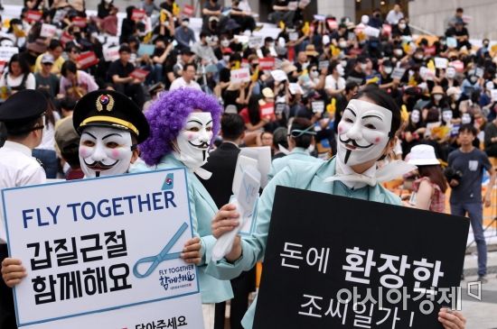 대한한공 직원들과 아시아나항공 직원들이 8일 서울 종로구 세종문화회관 앞에서 집회를 열고 경영진을 규탄하는 시위를 하고 있다./김현민 기자 kimhyun81@
