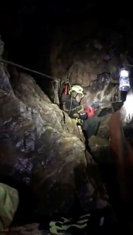 태국 동굴소년 2명 구출..사고 16일만