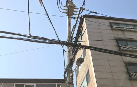 강남 역삼동 골목길서 덤프트럭 전봇대·식당 들이받아…일대 정전