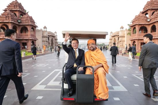 인도를 국빈 방문 중인 문재인 대통령이 8일 오후(현지 시간) 인도 뉴델리에 도착 후 첫 일정으로 힌두교를 대표하는 성지인 '악샤르담 힌두사원'을 방문, 카트를 타고 이동하며 손을 흔들어 인사하고 있다.