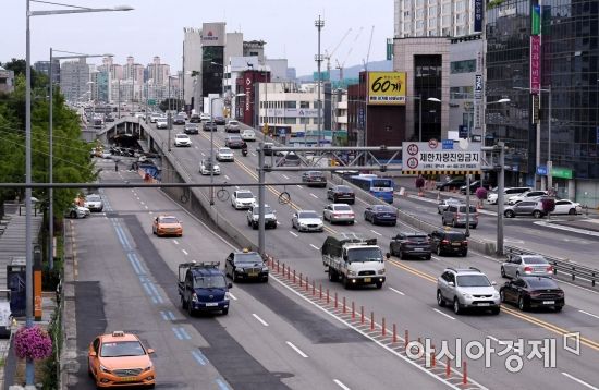 9일 철거공사를 하루 앞둔 서울 용산구 한남2고가차도 위를 차량들이 지나고 있다. 서울시는 '한남2고가차도' 철거공사를 오는 10일부터 시작해 7월중 차량통행을 전면 통제한다. 

한남2고가차도는 지난 1976년 준공되어 설치된지 42년 만에 역사 속으로 사라지게 된다. 철거된 자리에는 한남1고가 남단부터 한남대교 남단 2km를 잇는 중앙버스 전용차로가 설치된다./김현민 기자 kimhyun81@