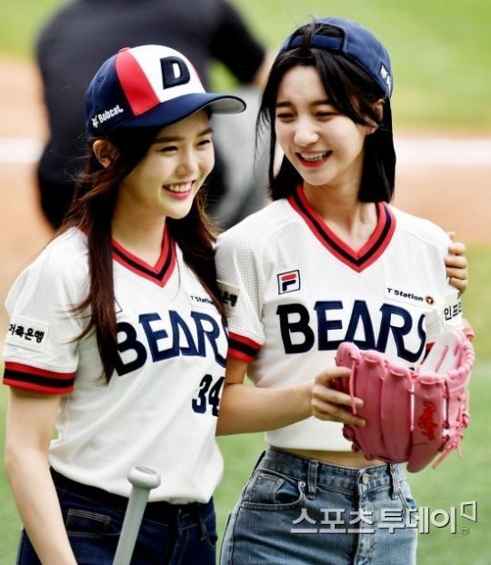 [포토] 오마이걸 효정-비니 '시구, 시타, 성공적'