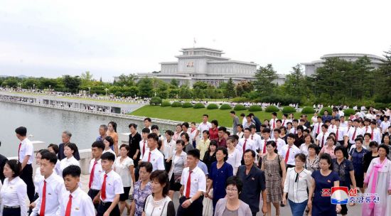북한 인민군과 각계층 근로자들, 청소년 학생들이 김일성 주석의 24주기인 지난 8일 시신이 안치된 금수산태양궁전을 참배했다고 조선중앙통신이 9일 보도했다. [이미지출처=연합뉴스]