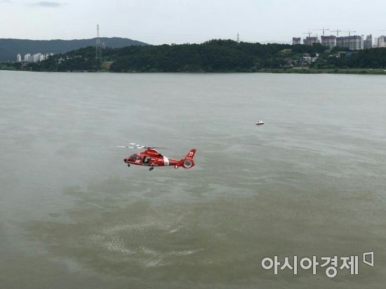 9일 오전 유튜버 양예원씨 사진 유출과 관련해 경찰 조사를 받던 스튜디오 실장이 북한강에 투신했다는 신고를 받고 경찰과 소방당국이 수색중이다.(사진=경기도재난안전본부 제공)