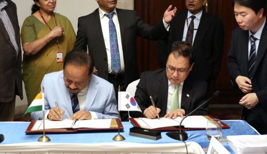 유영민 장관(오른쪽)이 9일 인도 뉴델리에서 열린 '제4차 한-인도 과학기술공동위원회'에 참석해 한-인도 바이오 협력 MOU에 서명하고 있다.