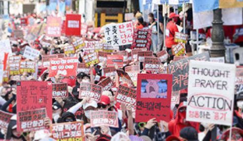 고립 자처하는 혜화역 시위 여성들…워마드 성체훼손 논란까지