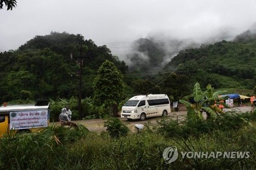 태국에서 소년들이 고립된 동굴에서 빠져나가는 구급차. 사진=연합뉴스