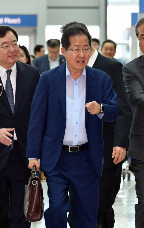 홍준표 전 자유한국당 대표가 지난해 7월11일 오후 미국으로 출국 하기 위해 인천공항에 도착하고 있다./강진형 기자aymsdream@