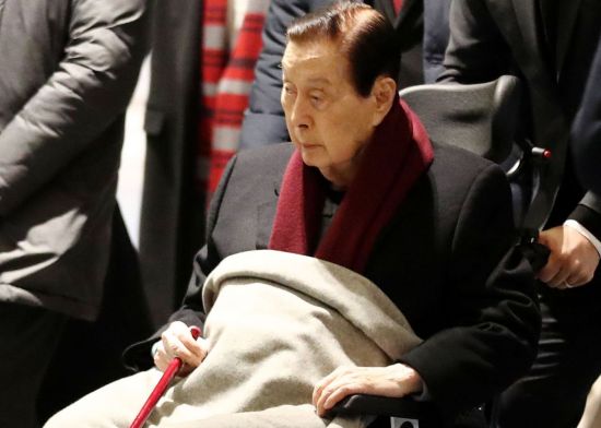 신격호 명예회장 병세 위독…롯데 임원들 아산병원 집결