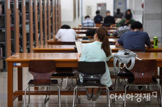 취업자 수 증가폭이 글로벌 금융위기 이후 처음으로 5개월 연속 10만명대 이하에 머물렀다. 실업자는 6개월 연속 100만명을 웃돌았다. 11일 통계청이 발표한 '6월 고용동향'에 따르면 지난달 취업자 수는 2712만6000명으로 1년 전보다 10만6000명 증가하는데 그쳤다. 이날 서울 시내 한 대학교 도서관에서 학생들이 방학을 반납하고 취업 준비에 구슬땀을 흘리고 있다. /문호남 기자 munonam@