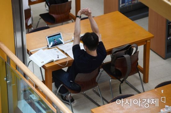 취업자 수 증가폭이 글로벌 금융위기 이후 처음으로 5개월 연속 10만명대 이하에 머물렀다. 실업자는 6개월 연속 100만명을 웃돌았다. 11일 통계청이 발표한 '6월 고용동향'에 따르면 지난달 취업자 수는 2712만6000명으로 1년 전보다 10만6000명 증가하는데 그쳤다. 이날 서울 시내 한 대학교 도서관에서 학생들이 방학을 반납하고 취업 준비에 구슬땀을 흘리고 있다. /문호남 기자 munonam@