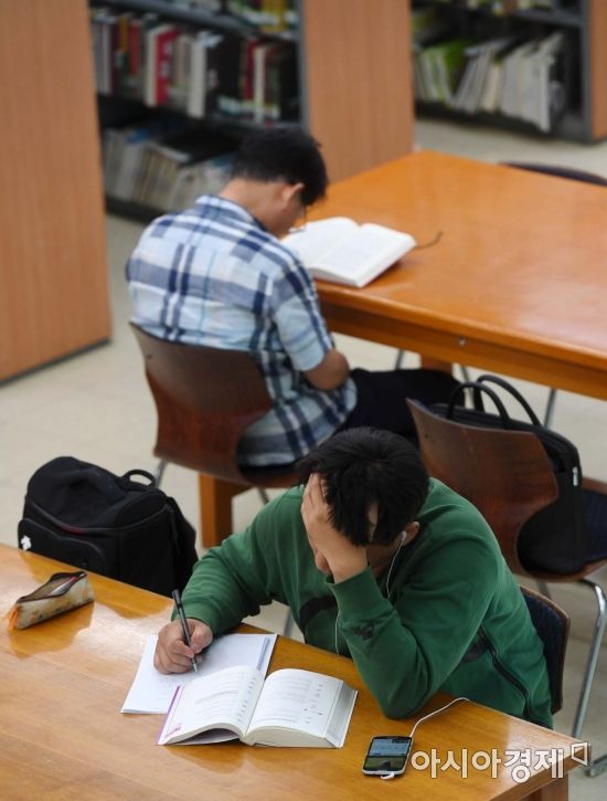 취업자 수 증가폭이 글로벌 금융위기 이후 처음으로 5개월 연속 10만명대 이하에 머물렀다. 실업자는 6개월 연속 100만명을 웃돌았다. 11일 통계청이 발표한 '6월 고용동향'에 따르면 지난달 취업자 수는 2712만6000명으로 1년 전보다 10만6000명 증가하는데 그쳤다. 이날 서울 시내 한 대학교 도서관에서 학생들이 방학을 반납하고 취업 준비에 구슬땀을 흘리고 있다. /문호남 기자 munonam@