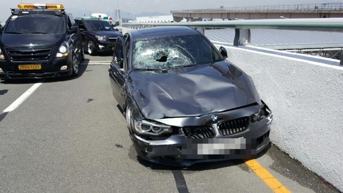택시기사를 충격한 BMW 차량.사진=연합뉴스