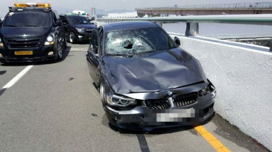 지난 10일 부산 김해공항 국제선 진입도로에서 질주하다 택시와 기사를 들이받으며 크게 파손된 BMW 승용차. 사진=부산지방경찰청 제공