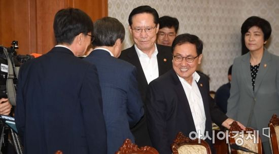 [포토]굳은 표정의 송영무 국방부 장관