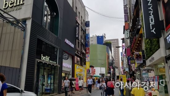 화장품 브랜드숍과 H&B스토어가 밀집한 명동 거리 모습(사진=박미주 기자)