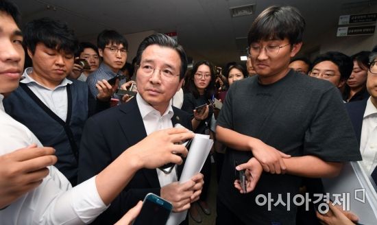 [포토]취재진에 둘러싸인 김용범 증권선물위원장