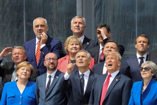 도널드 트럼프 미국 대통령(앞줄 오른쪽 두번째)과 앙겔라 메르켈 독일 총리(앞줄 왼쪽), 테리사 메이 영국 총리(앞줄 오른쪽), 에마뉘엘 마크롱 프랑스 대통령(둘째줄 오른쪽) 등이 11일(현지시간) 벨기에 브뤼셀에서 개막한 북대서양조약기구(NATO·나토) 정상회의에 참석, 단체기념사진을 찍고 있다. [이미지출처=연합뉴스]