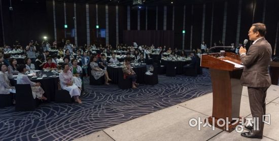 [포토] 여성경제포럼 참석한 홍영표 원내대표