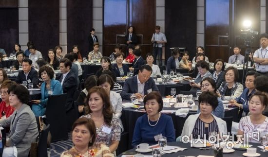 [포토] 홍영표 원내대표 강연 듣는 여성경제인들