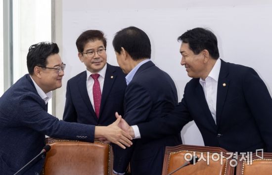 [포토] 회의 참석한 김성원 한국당 비대위원장 후보