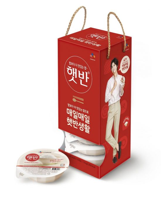 CJ제일제당, 박보검 그려진 '햇반 박스' 출시  
