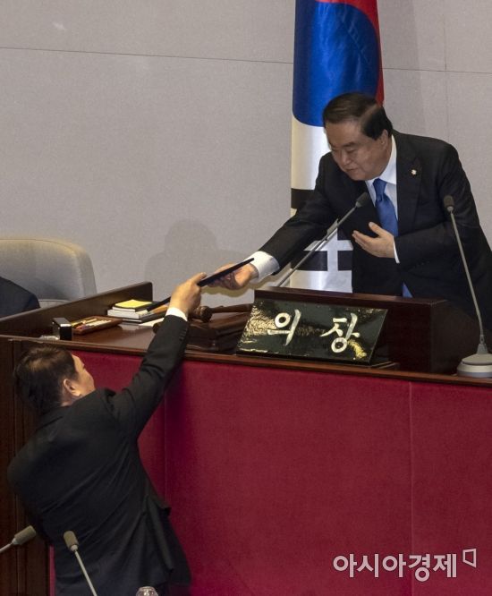[포토] 국회의원 선서마친 최재성 의원