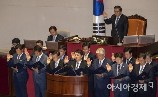 [포토] 국회의원 재보궐선거 당선인 '의원 선서'