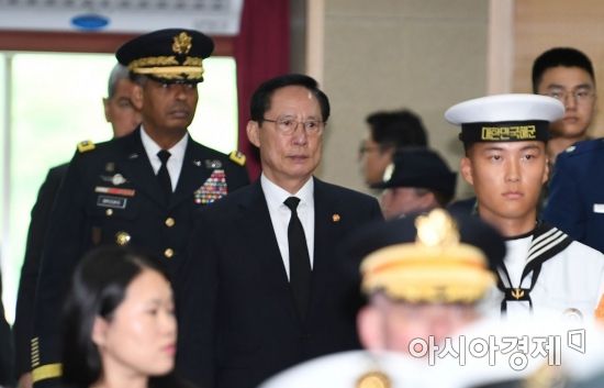[포토]한미 상호봉환 행사 참석하는 송영무 국방장관과 브룩스 사령관