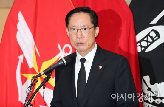 [포토]한미 6·25 전사자 유해 상호봉환 행사 참석한 송영무 국방장관