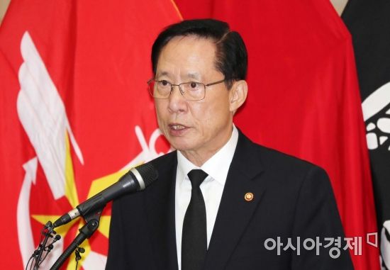 [포토]추모사하는 송영무 국방장관