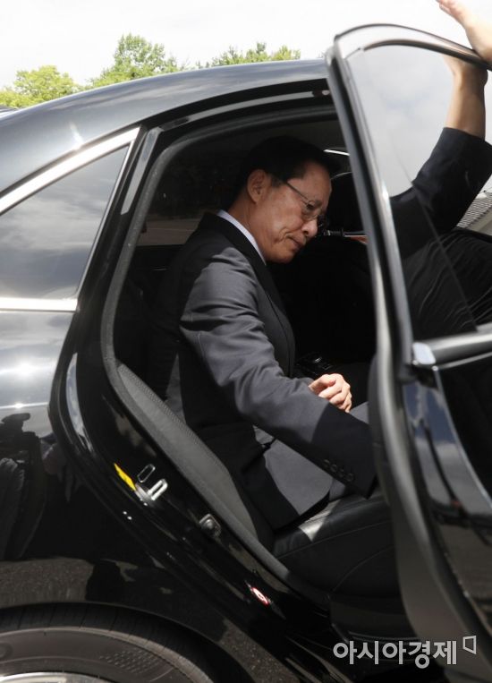 [포토]차량 탑승하는 송영무 국방부 장관