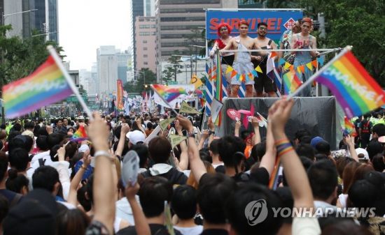지난해 7월 15일 서울 중구 서울시청 앞에서 열린 제18회 퀴어문화축제 참가자들이 거리행진을 하고 있다.사진=연합뉴스