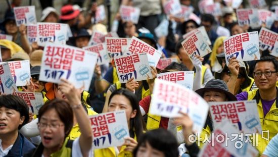 [포토] 최저임금삭감법 폐기 촉구 피켓 흔드는 민주노
