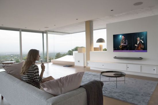 LG전자 고객이 LG 올레드 TV 의 음성인식 기능을 활용해 콘텐츠를 검색하고 있다.
