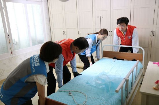 가스공사 임직원과 동부경찰서 직원들이 혁신도시 인근 수혜가정 1곳을 찾아 집수리 봉사활동을 펼치고 있다.