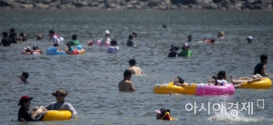 전국 대부분의 지역에 폭염특보가 내려진 15일 인천 중구 을왕리해수욕장을 찾은 피서객들이 해수욕을 즐기고 있다./윤동주 기자 doso7@