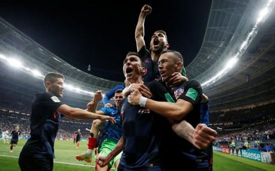 11일(현지시간) 러시아 모스크바 루즈니키 스타디움에서 열린 2018 러시아 월드컵 준결승전에서 크로아티아의 마리오 만주키치가 잉글랜드를 상대로 두 번째 골을 넣은 뒤 동료들에 둘러싸여 함께 환호하고 있다. 사진=연합뉴스 제공