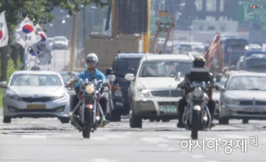 [포토] '이글이글' 도로위를 달리는 차량들